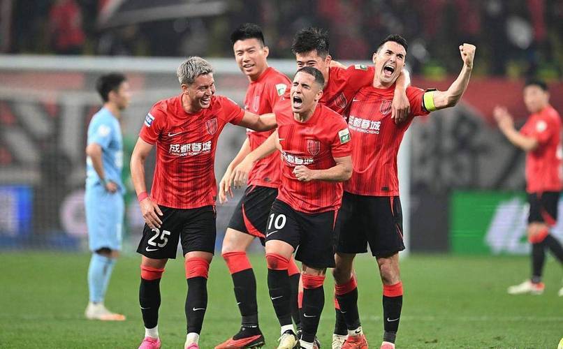 赛前远射贴柱引欢呼转会期成都蓉城防线松动，现场解说直呼：门兴格拉德巴赫转会期内部沟通的简单介绍